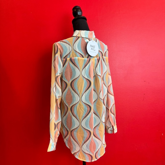 Retro Patterned Button-Up Shirt - Picture 4 of 9